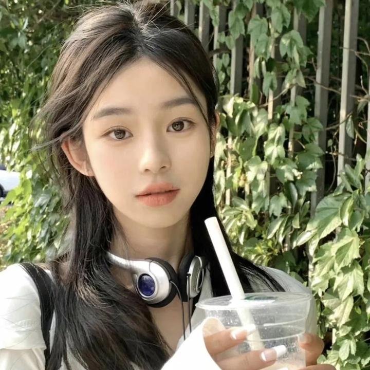 老艺术家孙女恋爱脑怒怼网友，短时间内内幕曝光，品牌方解约